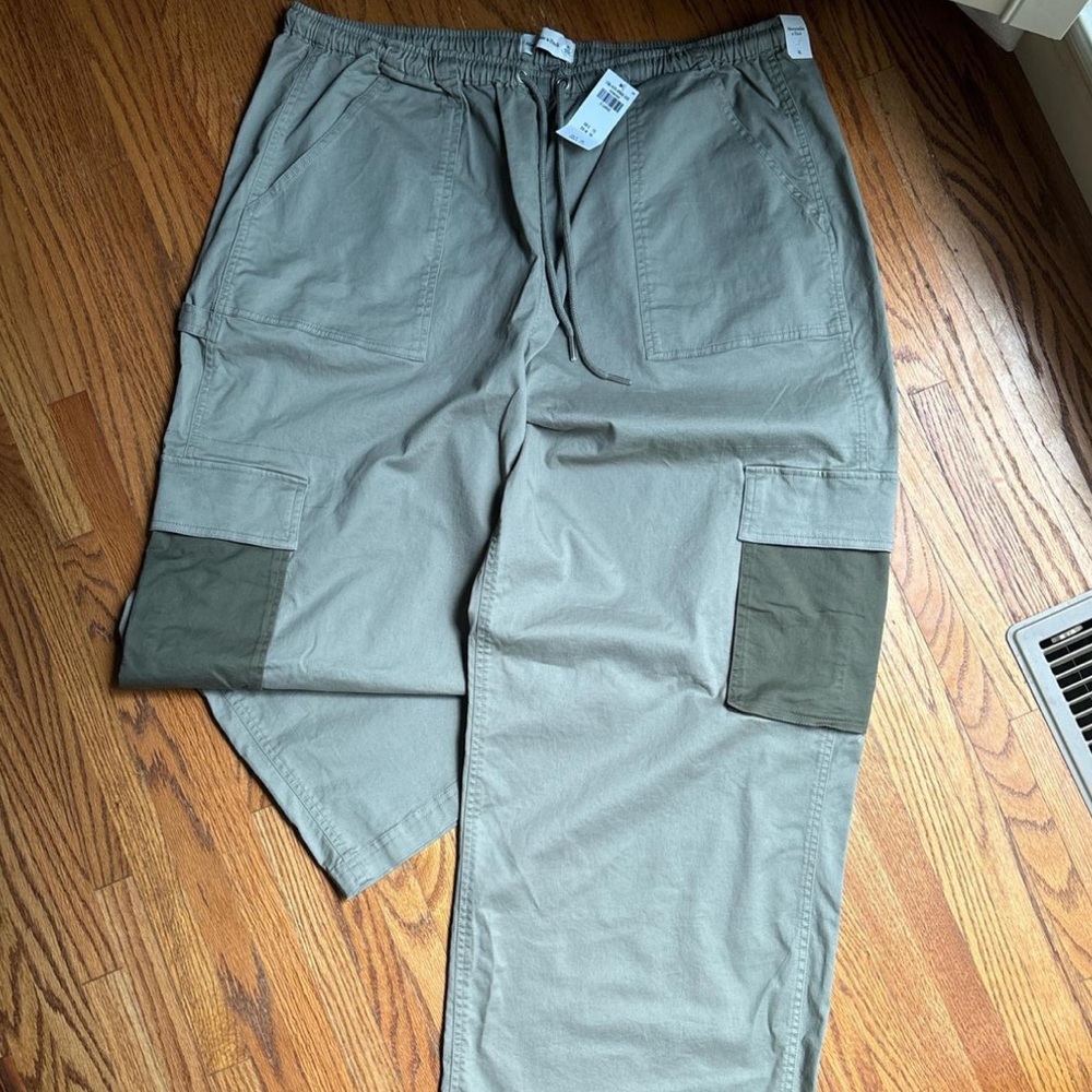 Abercrombie & Fitch wide legged Cargo Pant
